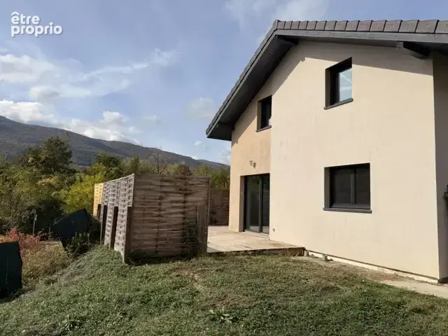 Maison récente, garage et jardin - photo 2