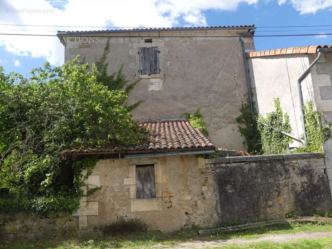 Maison à CONDAT-SUR-TRINCOU