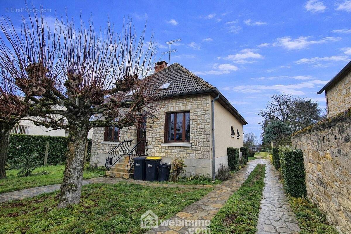 Venez découvrir cette maison de 150 m² sur un sous-sol total. - Maison à MILLY-LA-FORET
