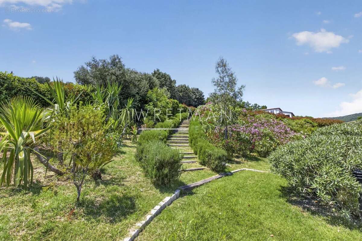 Maison à CHATEAUNEUF-GRASSE