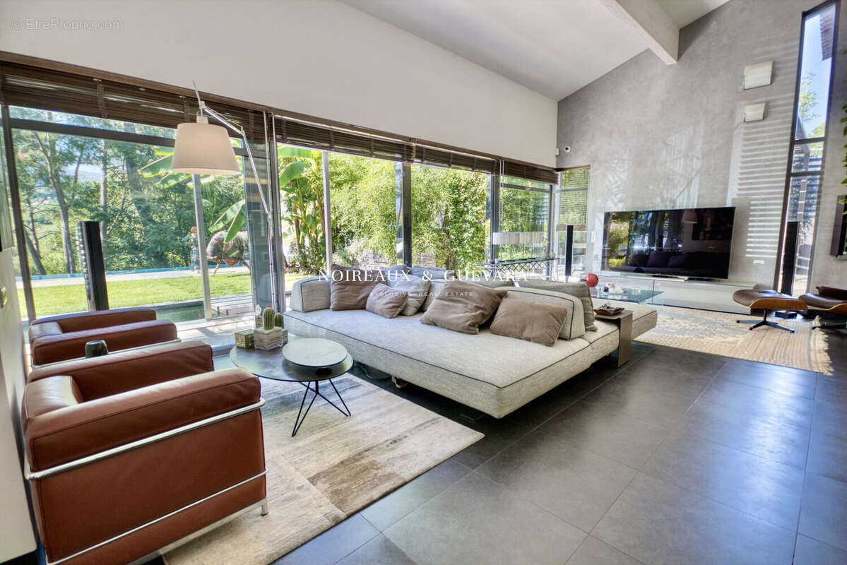 Maison 350 m² à Valbonne  - photo 3