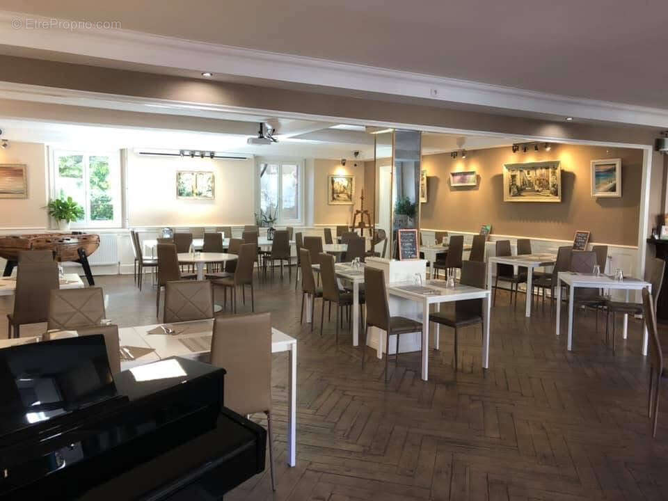 Commerce à PIERREFONTAINE-LES-VARANS