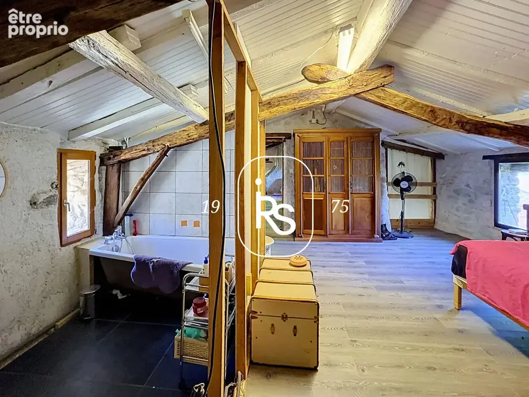 Authentique maison en pierre de hameau de 154 m2 A FINIR DE RÉNOVER avec 650 m2 de terrain. - photo 12