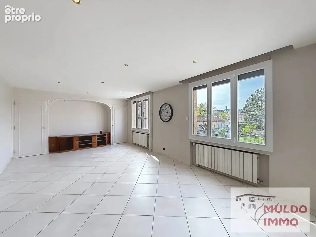 OYONNAX CENTRE – Maison 207 m² –  3 garages - photo 1
