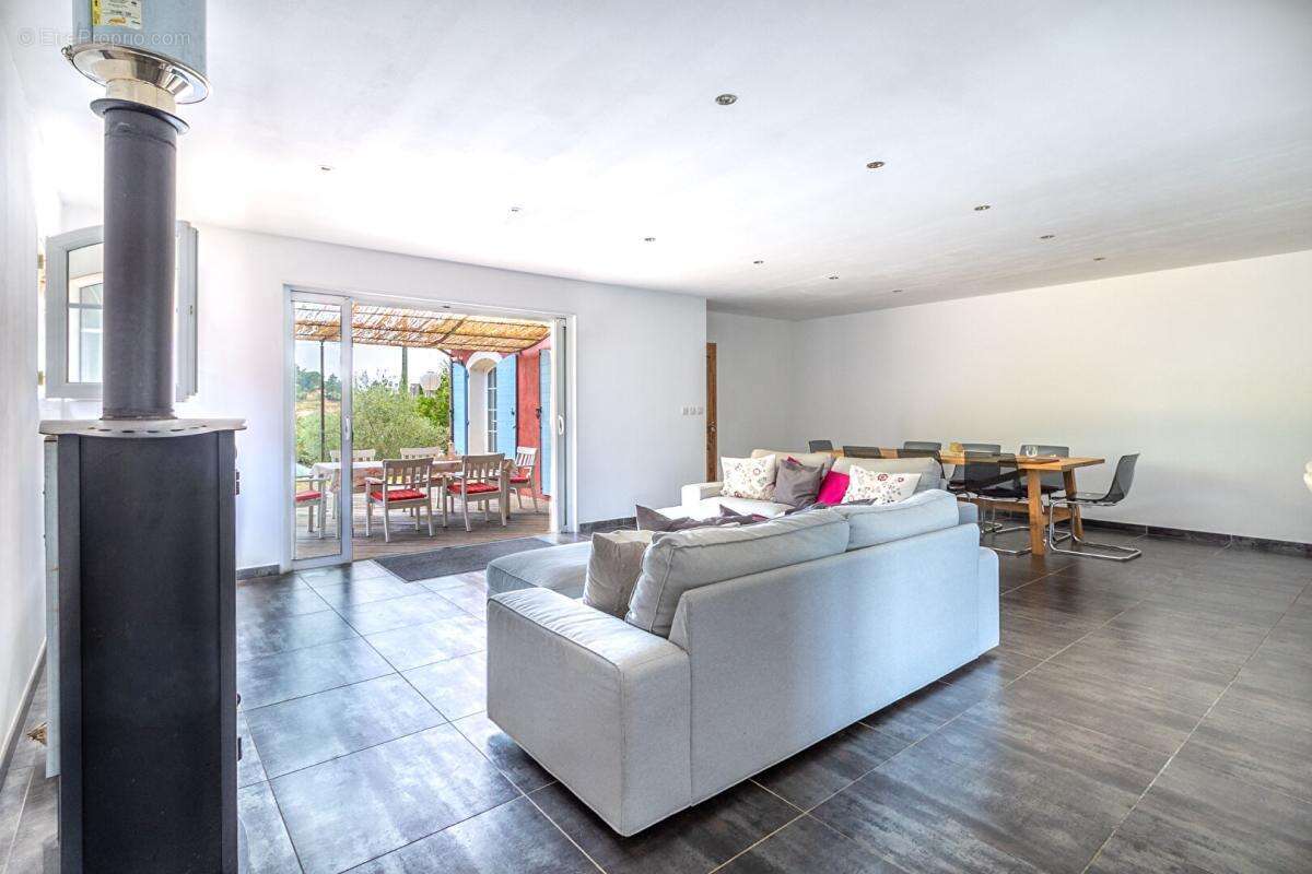 Collobrières  Maison de 146 m²  4 chambres  Terrain de 2 890 m²  Piscine - photo 14