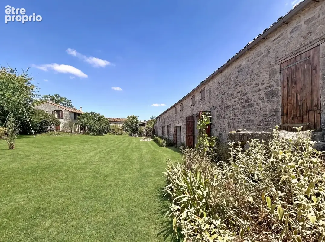 SECTEUR MANSLE : ensemble immobilier en pierres composé de 3 habitations et plusieurs dépendances sur jardin. - photo 12