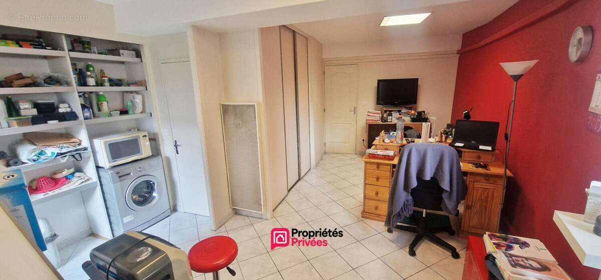 Immeuble de rapport - 90 m² - 4 pièces - local commercial et appartement T2 - photo 5