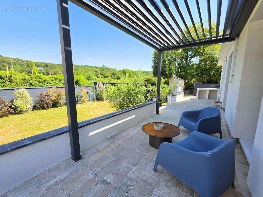 Pavillon Mansart 8 pièces 216m² indépendant sous-sol DPE C - photo 2