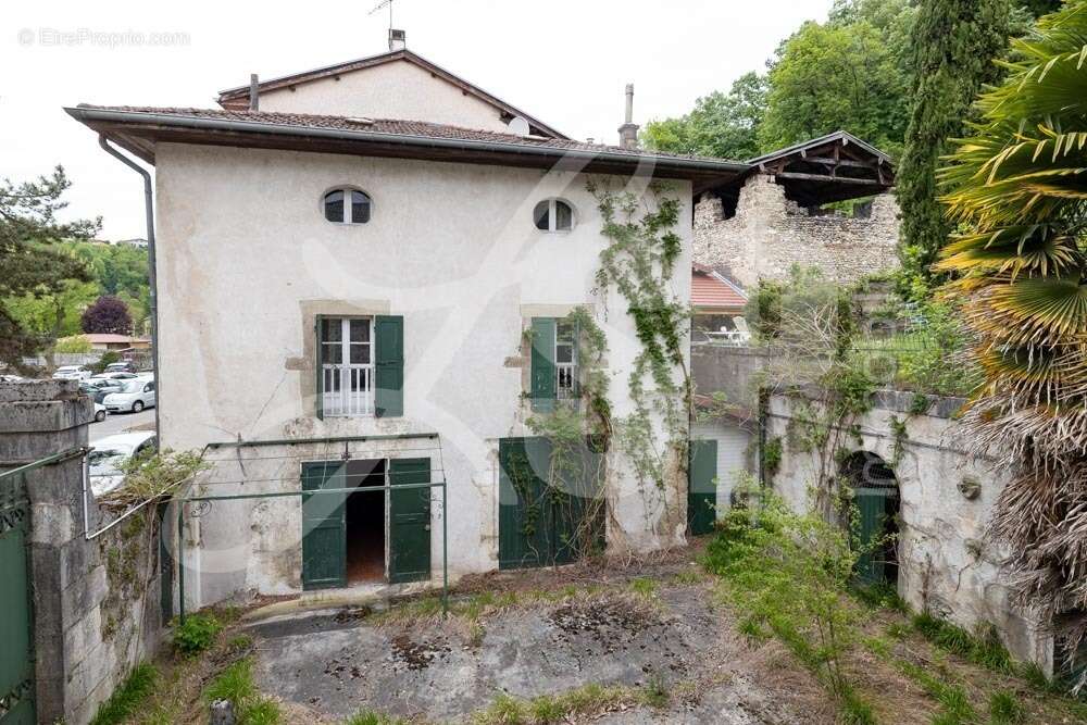 Maison de ville  à rénover + Dépendances + Terrain