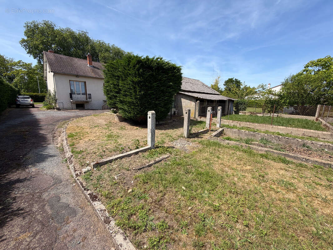 Maison 2 chambres + garage - dependance - terrain - photo 12