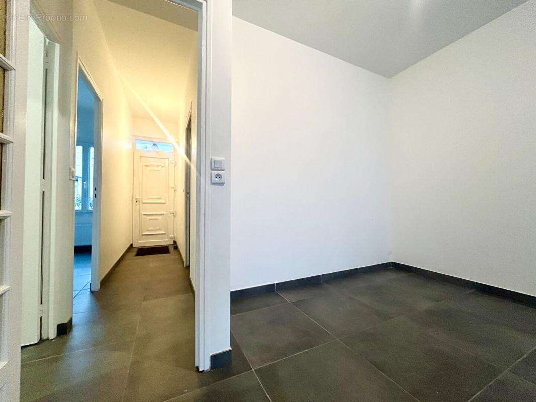 Fontenay Maison proche RER 15 min avec 2 terrasses, jardin et garage - photo 3