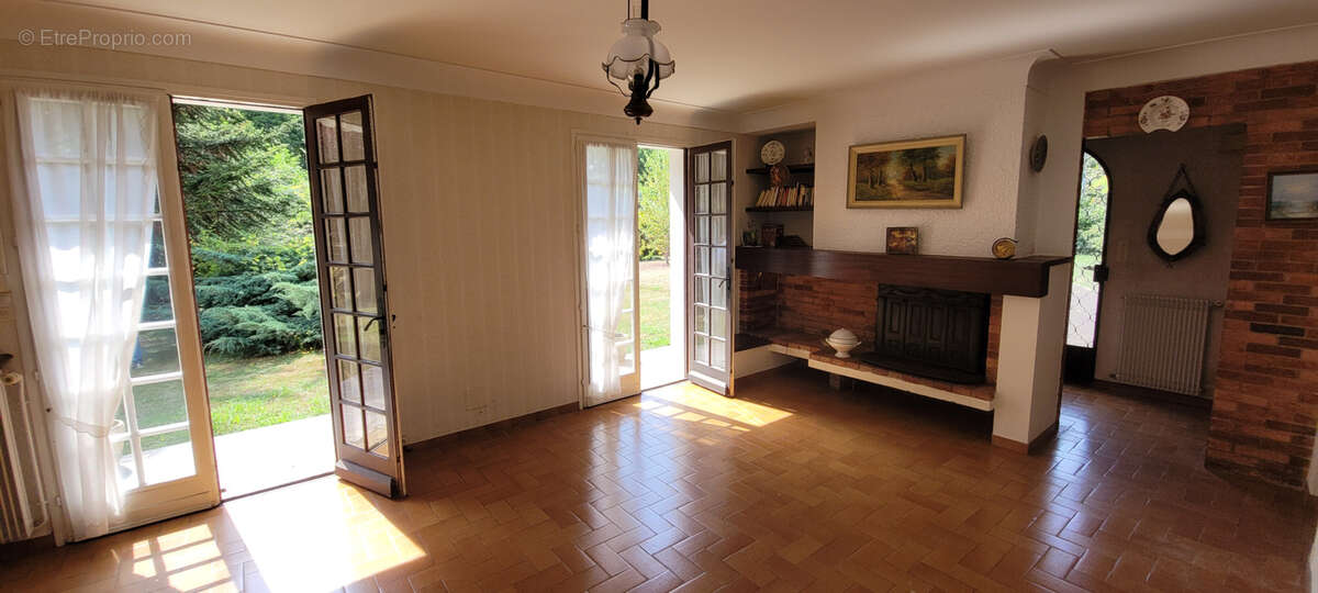 À Hagetmau, 125m2 habitables au coeur de la ville. - photo 3