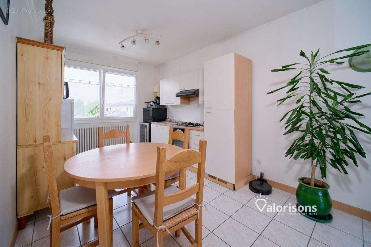 Appartement à MEYZIEU