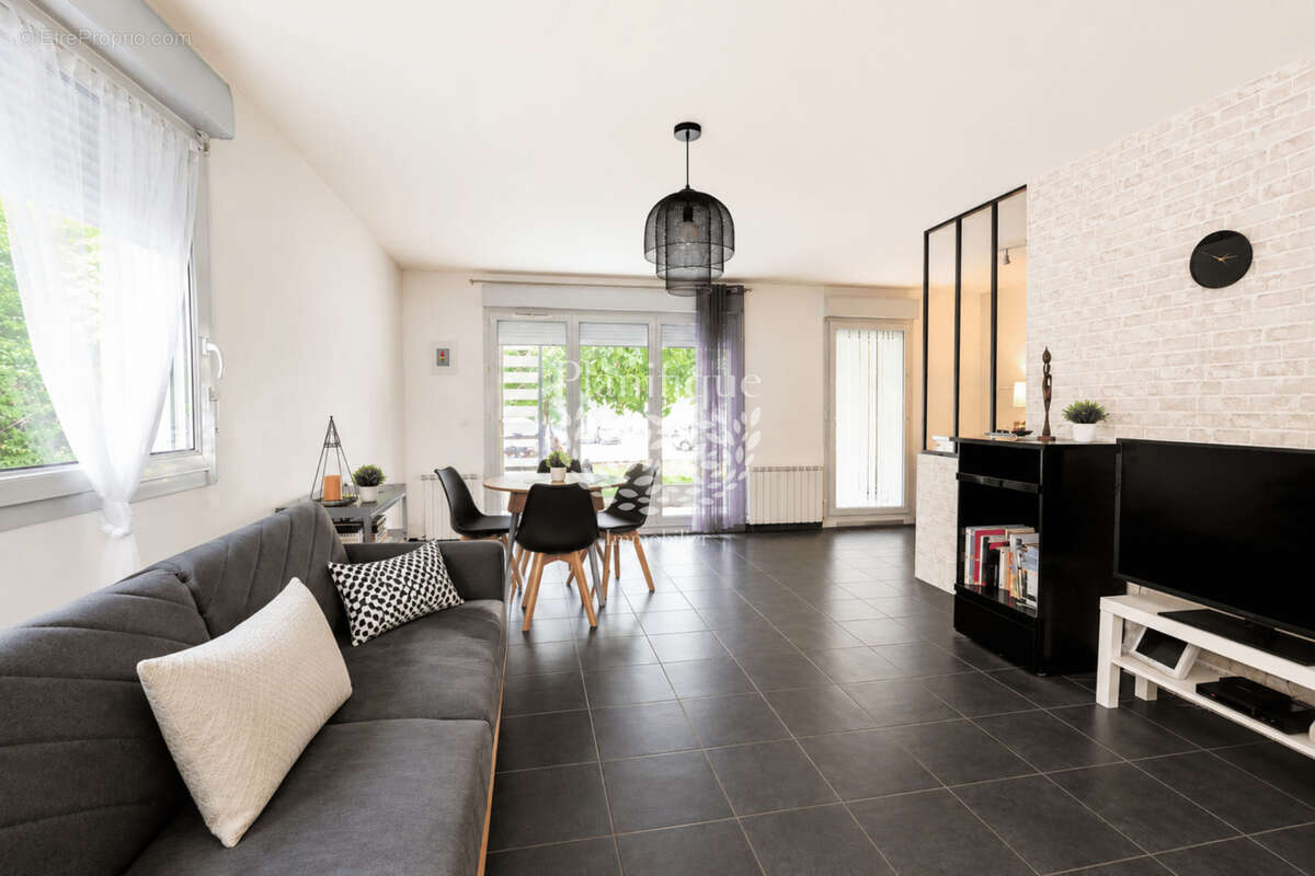 Saint Julien en Genevois   Élégant appartement T4 en rez de chaussée - photo 2