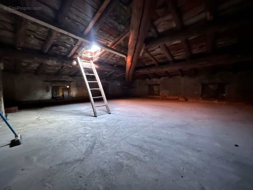 Appartement à VIC-LE-COMTE