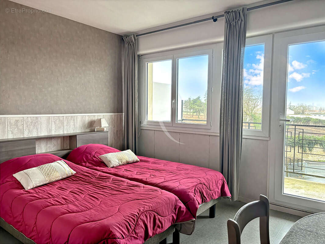 ROCHEFORT ? Studio meublé avec terrasse, face aux Thermes ? Exclusivité ! - photo 2