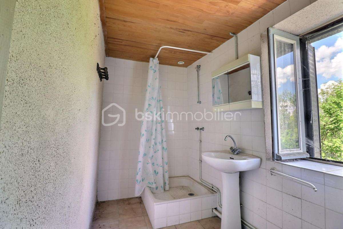 Maison à CELLES-SUR-DUROLLE