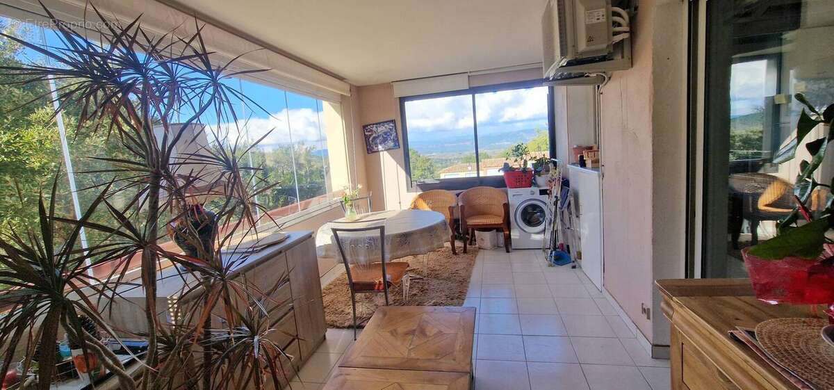 Appartement à ROQUEBRUNE-SUR-ARGENS