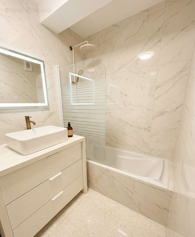 Appartement à SAINT-LAURENT-DU-VAR