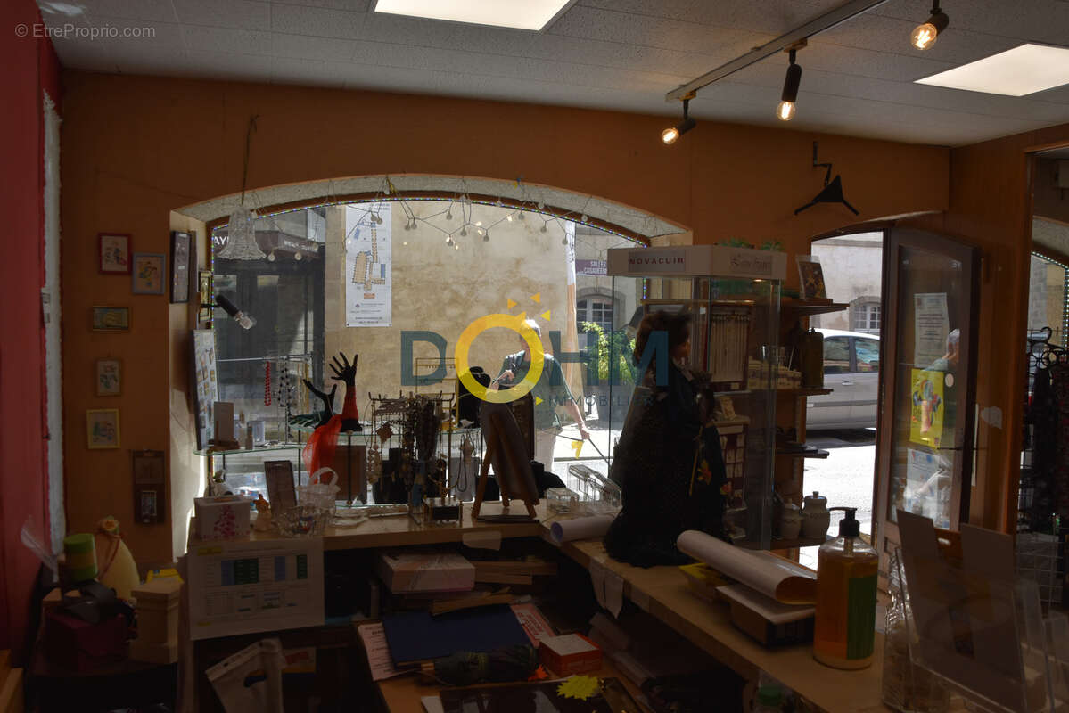 Immeuble a renover avec local commercial  . - photo 9