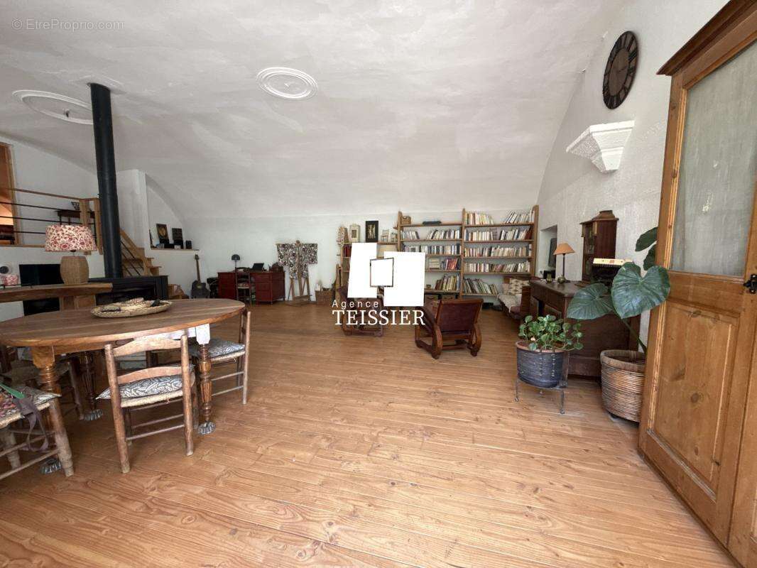 Exclusivité : Centre Les Vans loft avec jardinet - photo 3