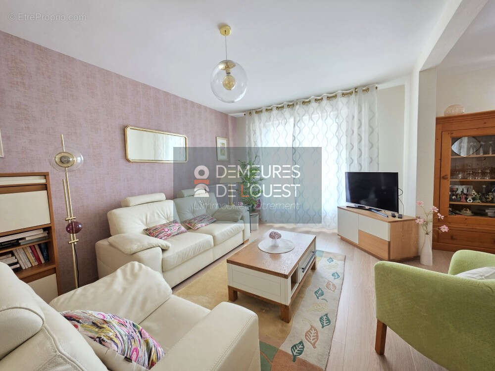 Appartement T2 - 63,50 m2 - 1 chambre - grand balcon - cave - un parking abrité - photo 6