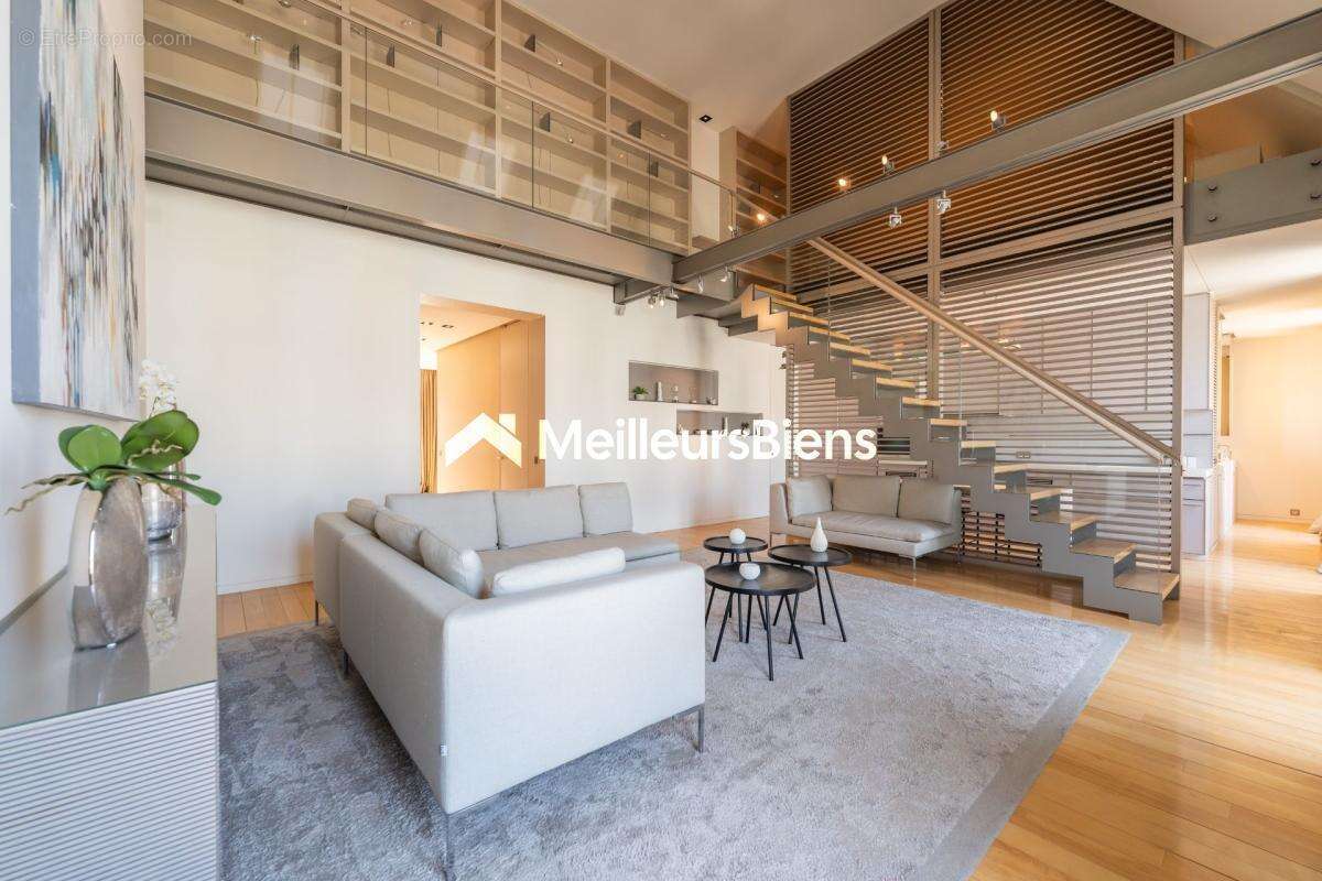 Une adresse emblématique au sein du Triangle d'Or  Duplex de réception signé Wilmotte - photo 6