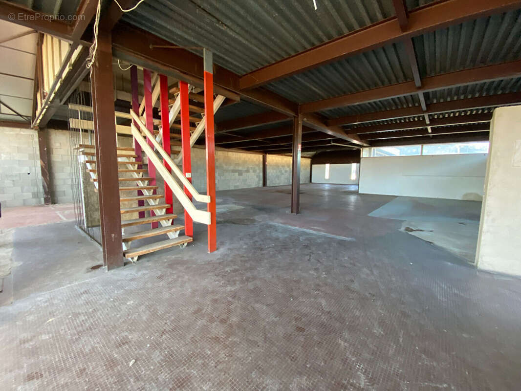 Commerce 550 m² à Lons  - photo 3