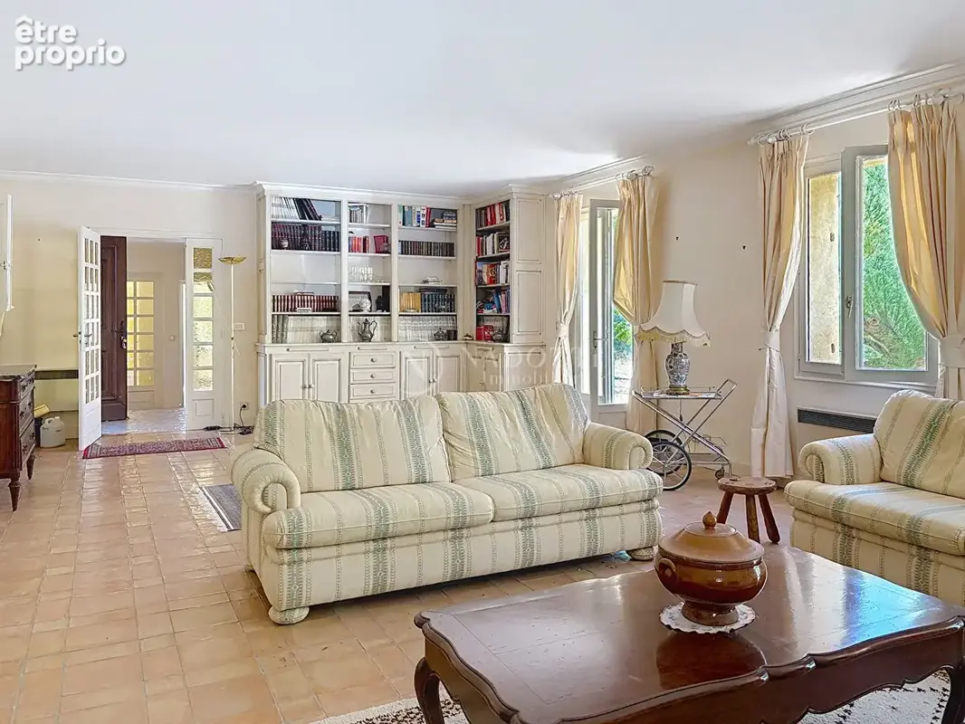 Lauris - Propriété avec piscine et dépendance sur 3300m2 de terrain. - photo 4