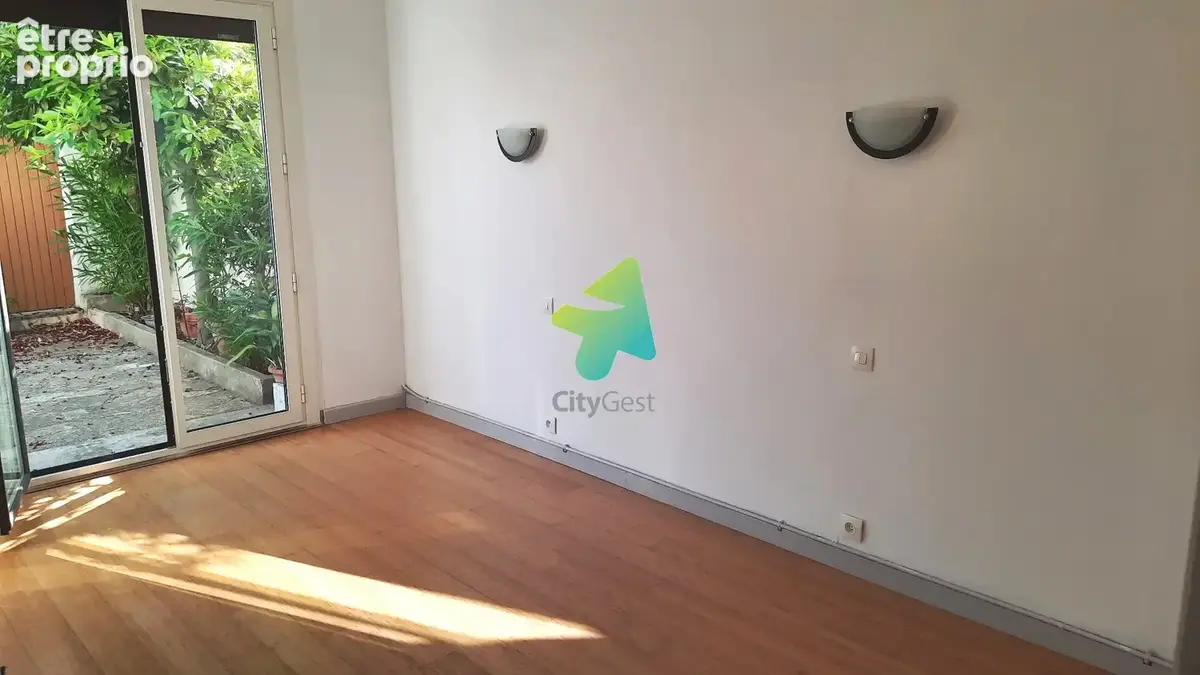SECTEUR LES HALLES Appartement T3, Cour, Garage - photo 5