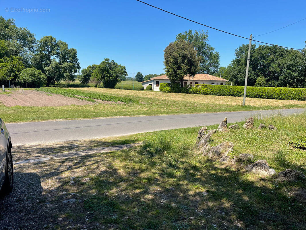 Terrain à LALANDE-DE-POMEROL