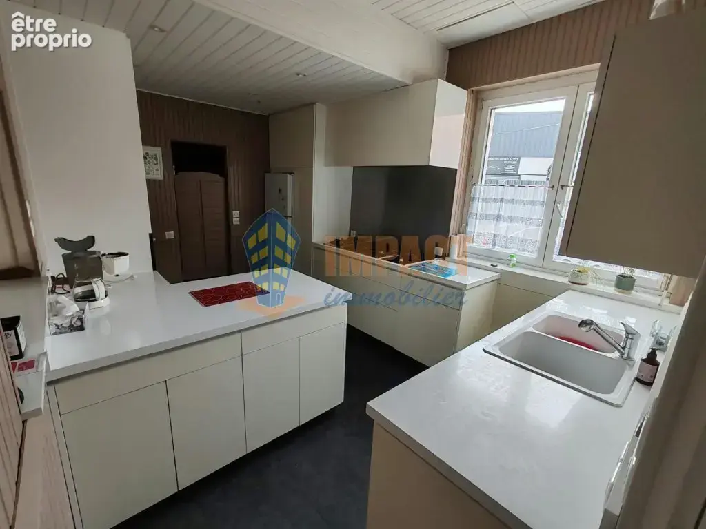 Maison en centre ville aux beaux volumes, en parfait état, 3 chambres, salle de bain et salle d'eau, terrasse - photo 2