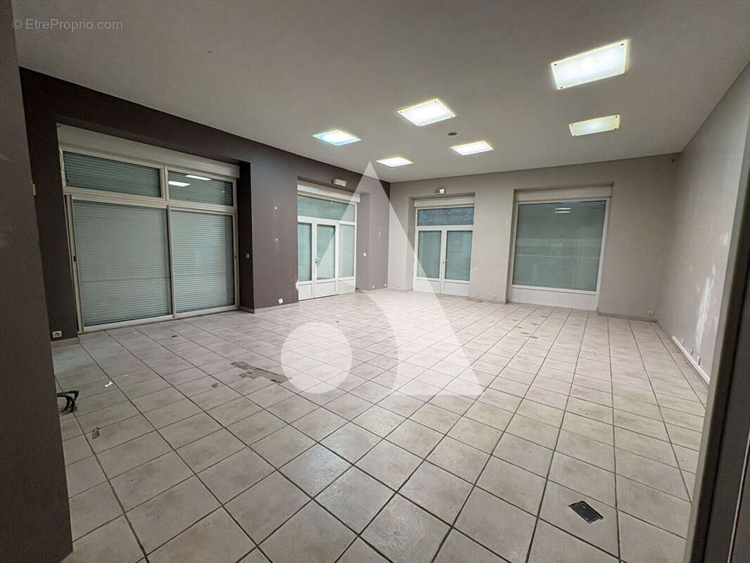 Local commercial Vals Les Bains 71.42 m2 - photo 2