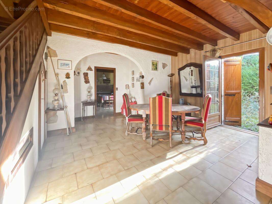 Maison à MANZAC-SUR-VERN