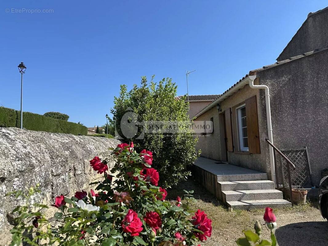 Maison à FONTVIEILLE