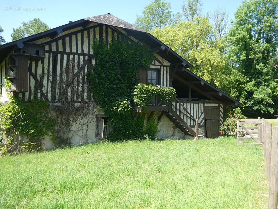 Maison Pont L Eveque, ancien pressoir, 114 m² suivant dpe, 3ch, env.100 m² à rénover, 3900 m² - photo 11