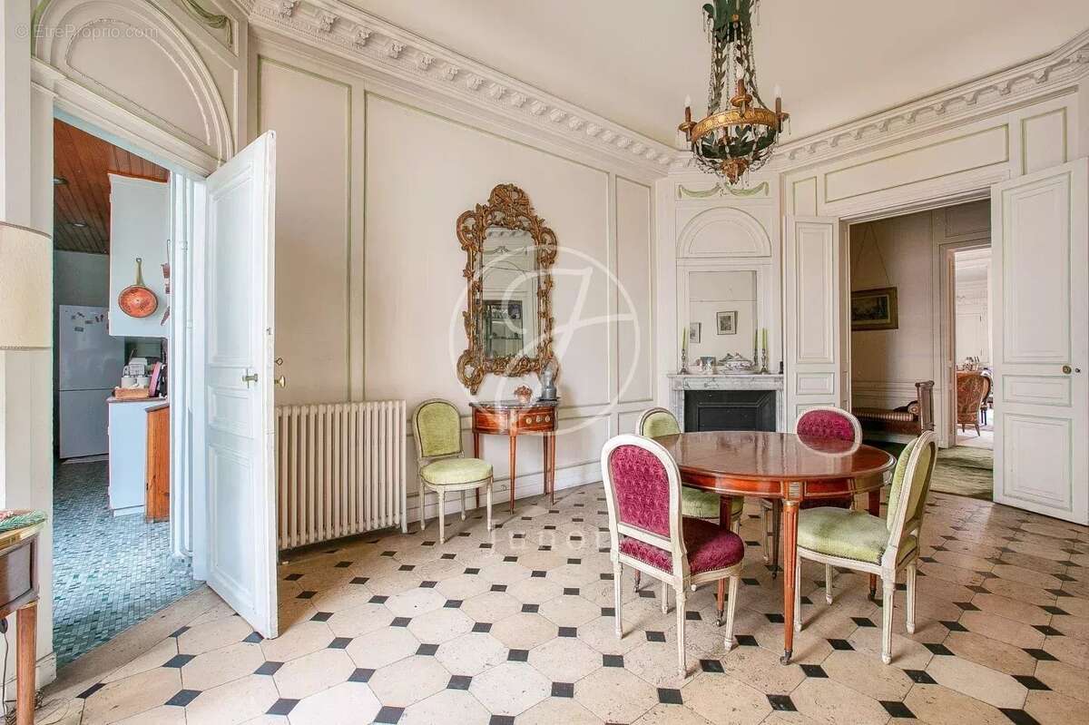 Appartement à PARIS-16E