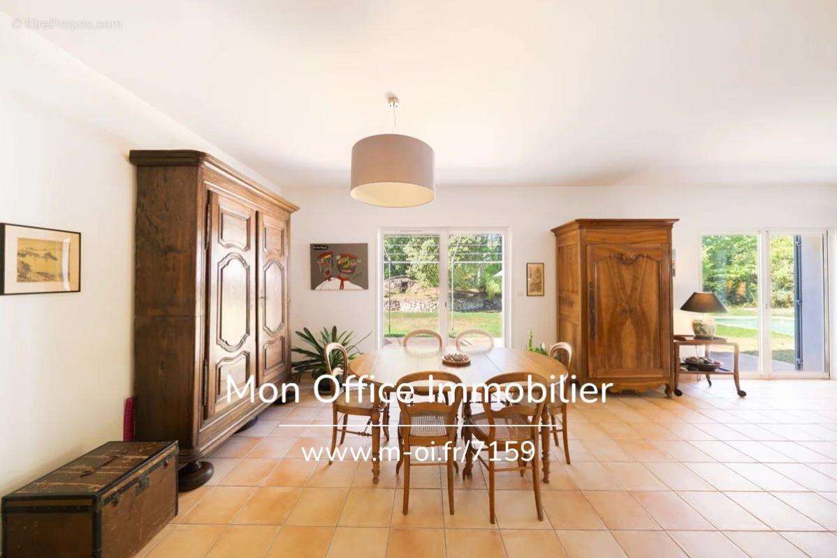 Référence : 7159-DVI - AIX EN PROVENCE - Celony - Bastide de caractère de 172 m² sur un terrain plat de 2 300 m² avec piscine - photo 4