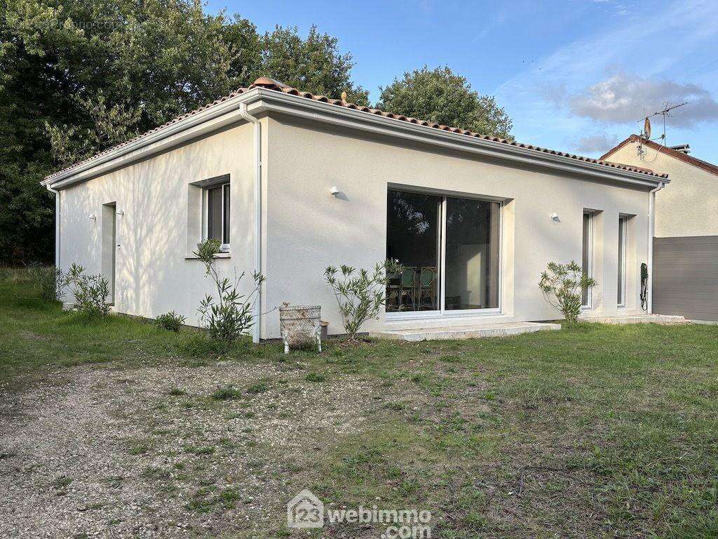 Nichée dans la végétation, toiture à 4 pans. - Maison à BERUGES