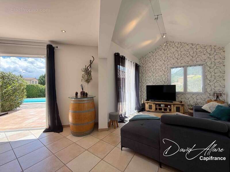 Maison à LARAGNE-MONTEGLIN
