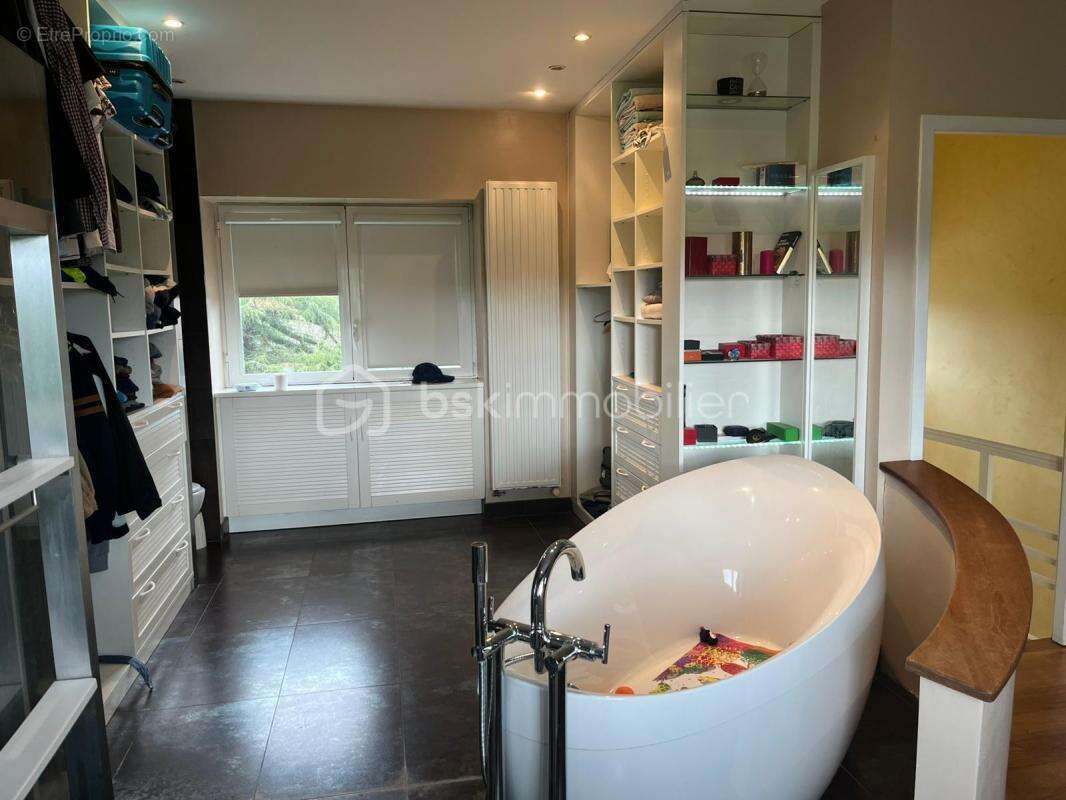 Ancien prieuré rénové – propriété de charme avec dépendances, gite, piscine & tennis - photo 17