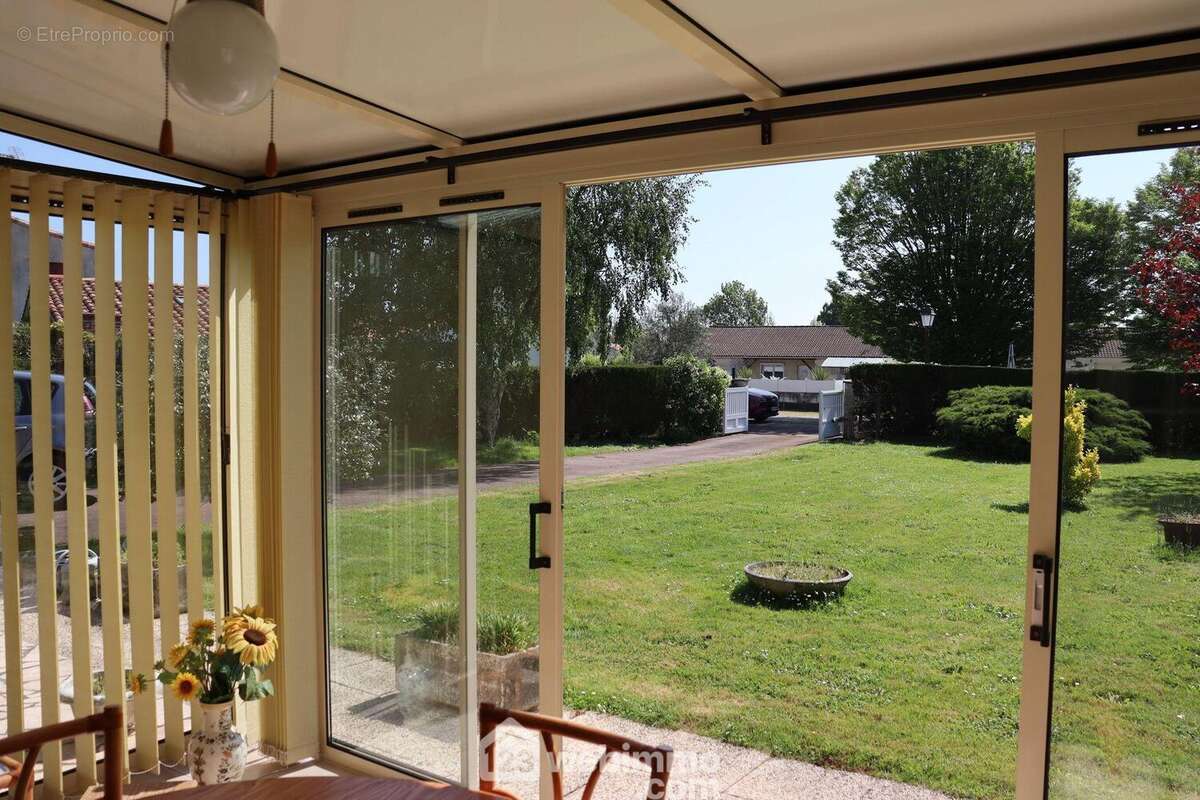 Véranda lumineuse. - Maison à SAINT-HILAIRE-LA-FORET