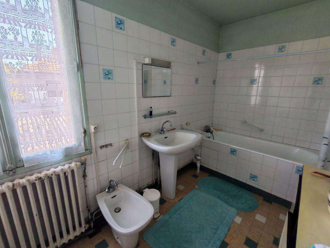 Maison de 185 m2  à Bignoux , 5 chambres , jardin, cour, grange - photo 8