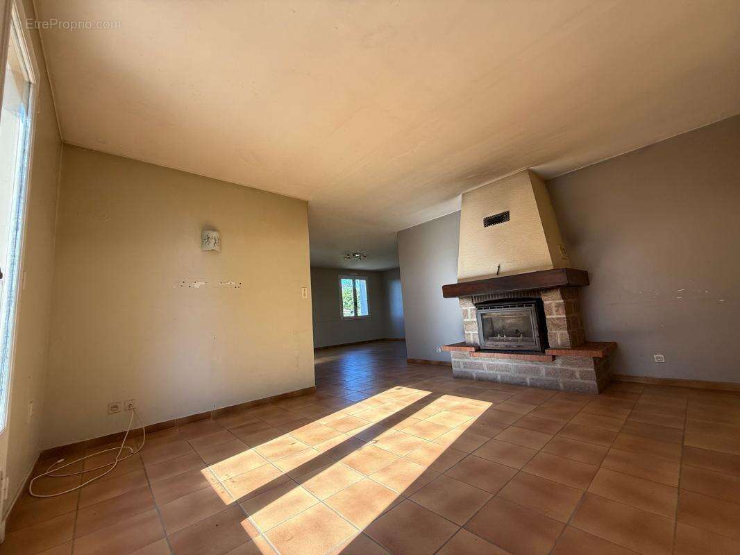 Maison à SAINT-ETIENNE-DE-FONTBELLON