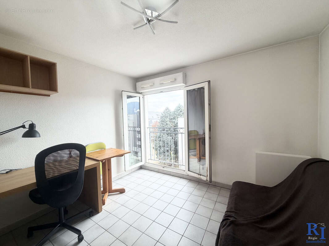 Pièce à vivre avec une grande ouverture  - Appartement à GRENOBLE