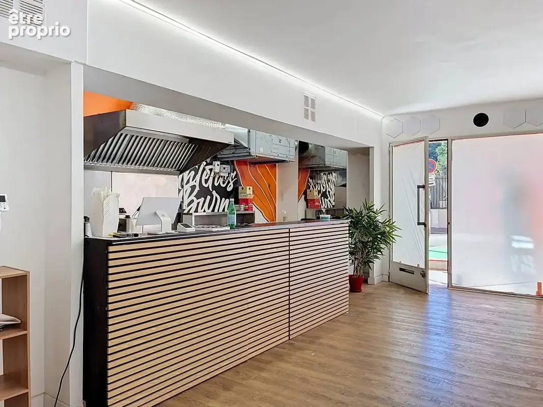 Cannes - République : Local commercial prêt à exploiter avec box - photo 2