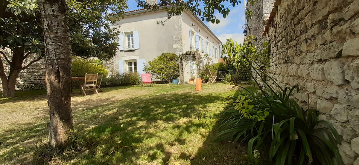 Maison à MONTIGNAC-CHARENTE
