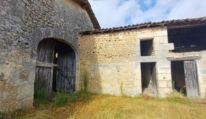 Maison à ROULLET-SAINT-ESTEPHE