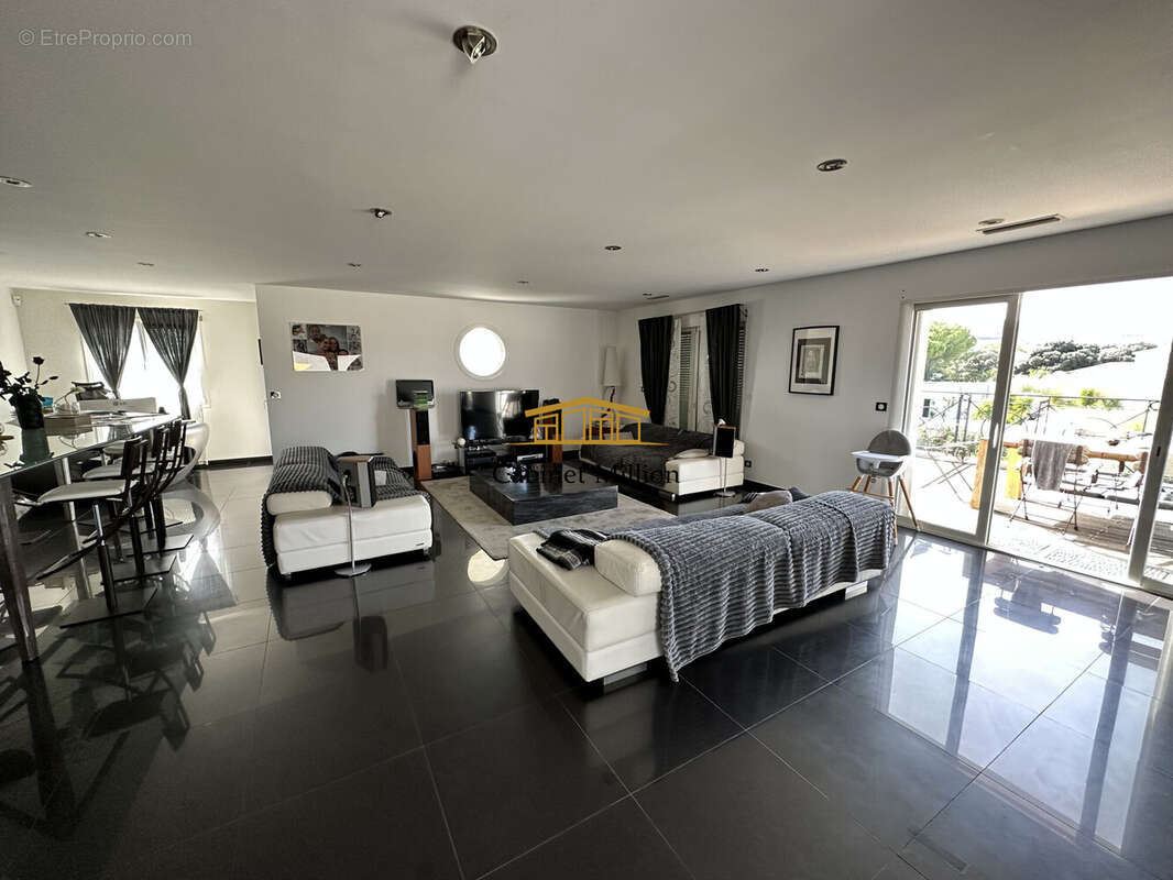 Appartement à VIC-LA-GARDIOLE