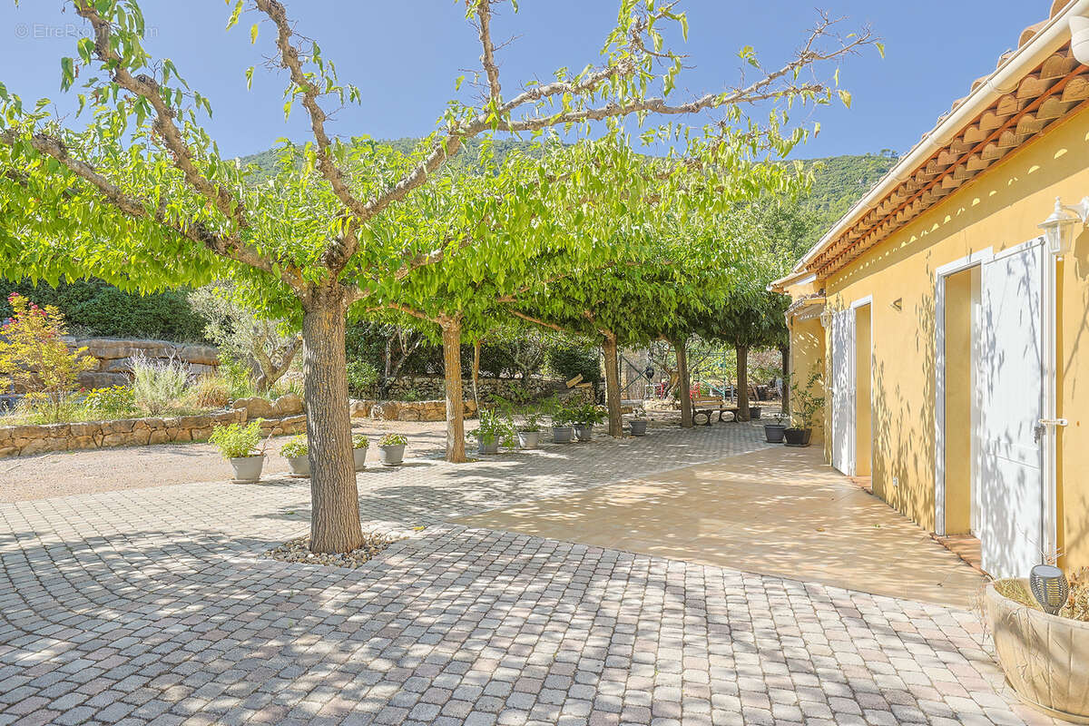 Maison à SOLLIES-TOUCAS